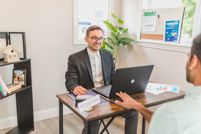 Real-Estate-Broker
